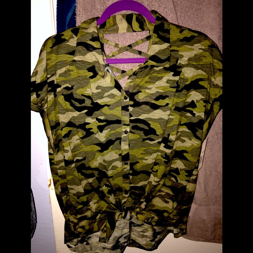 NWT JUNIORS XXL Super cute Camo Summertime top.